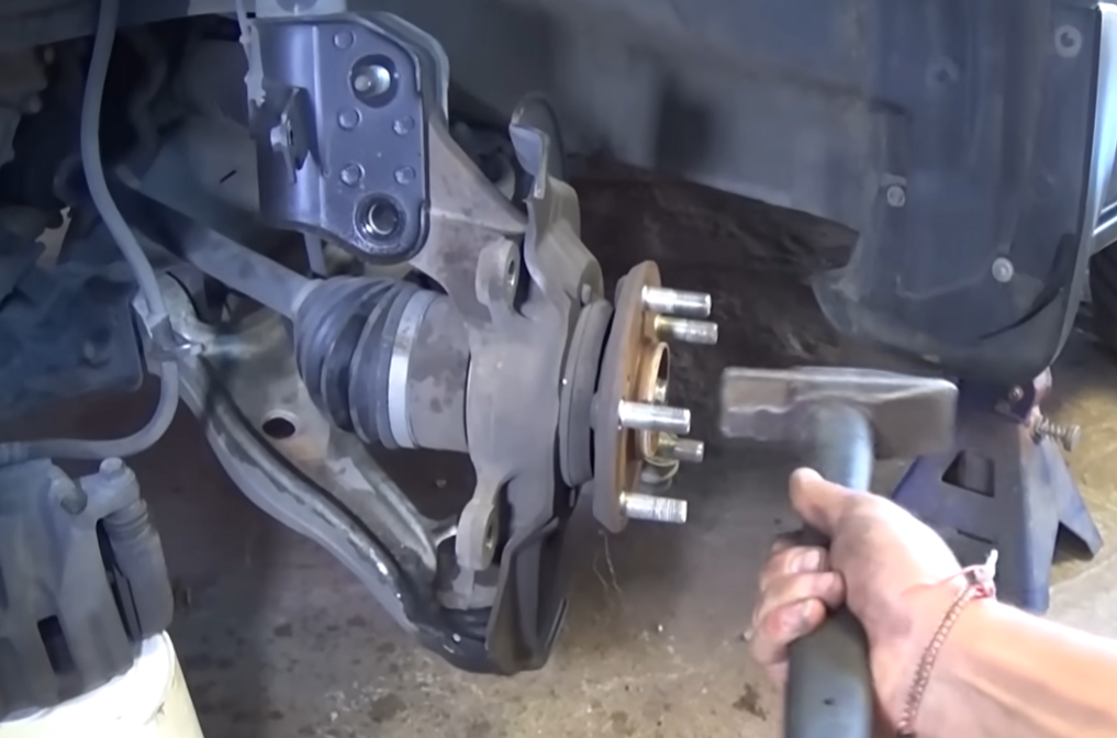 Replacement process for a wheel bearing on a car